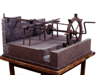 Holzmodell (Modell) einer hydraulischen Säge, die durch Zahnräder und Wasser betrieben wird. Nach einer Zeichnung von Leonardo da Vinci (Leonard de Vinci) (1452-1519) Museum für Wissenschaft und Technologie, Mailand.