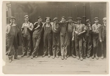 Eine Gruppe junger Männer, die in einer Konservenfabrik in Indianapolis, Indiana, arbeiten