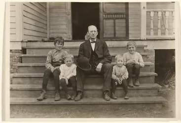 Herr Smith, Aufseher bei Wylie Mill, mit vier Kindern, Chester, South Carolina