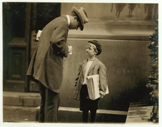 8-jähriger Zeitungsjunge Michael McNelis, der sich gerade von seiner zweiten Lungenentzündung erholt hatte, verkauft Zeitungen im Regensturm, Philadelphia, Pennsylvania, 1910