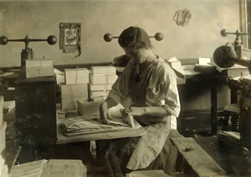 Ein 15-jähriges Mädchen schneidet Stanzformen in Harry C. Taylors Prägewerkstatt, 61 Court Street in Boston, Massachusetts