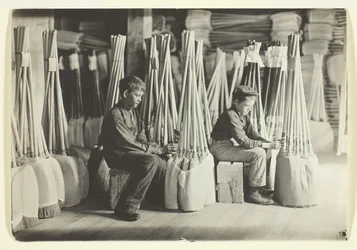 Jungen im Verpackungsraum, Brown Mfg. Company, Evansville, Ind.