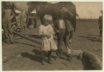 Baumwollpflücker im Alter von 4 Jahren, der regelmäßig 15 Pfund pro Tag pflückt, und 7-Jähriger, der 50 Pfund pflückt. Sie ziehen von Farm zu Farm und leben in Auswandererwagen, McKinney, Texas