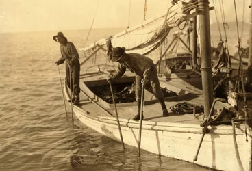 Fred, ein junger Austernfischer, arbeitet auf einem Austernboot in der Mobile Bay, das Riff, nahe Bayou La Batre