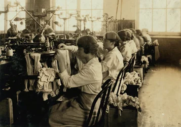 Mädchen stellen Strümpfe in den Ipswich Mills in Boston, Massachusetts her