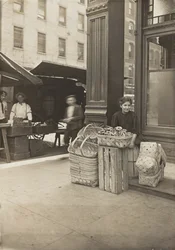 Lena Lochiavo, 11 Jahre alt, Korb- und Brezelverkäuferin, am Markt in der Sixth Street vor dem Eingang zur Kneipe, Cincinnati, Ohio, August 1908