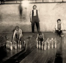 Pinboys in einer U-Bahn-Bowlingbahn, 65 South Street, Brooklyn, New York, 1910