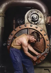 Kraftwerksmechaniker bei der Arbeit an einer Dampfpumpe ca. 1920 (koloriertes Foto)