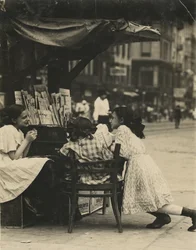 Drei junge Mädchen arbeiten an einem Zeitungsstand in der Canal Street in New York City
