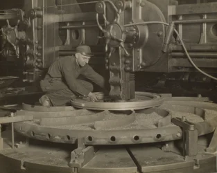 Arbeiter an der Schleifmaschine