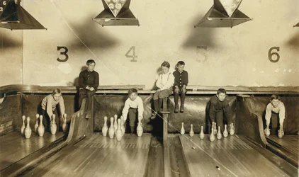 Junge Jungen stellen spät in der Nacht Kegel im Arcade Bowling Alley auf, Trenton, New Jersey, USA, ca. 1909
