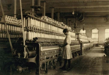Junge Teenagerin arbeitet als Spinnerin in einer Baumwollspinnerei, West, Texas, USA, ca. 1913