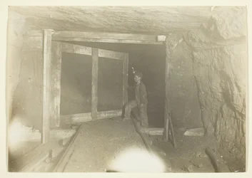 Junger Fallenstellerjunge in einer Kohlenmine in West Virginia