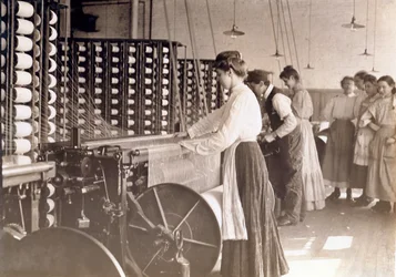 Junge Frauen bei der Arbeit an einer Spinnmaschine in einer Baumwollspinnerei, South Carolina, 1908