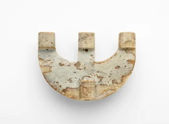 Bogenförmiger Anhänger mit zusätzlicher Dekoration, ca. 3300-2250 v. Chr.