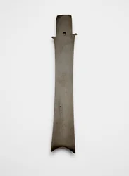 Gabelklinge (zhang), ca. 2000-1700 v. Chr. (Jade, Nephrit)