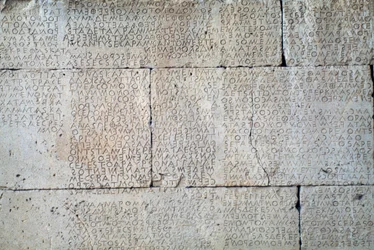 Gortyn-Code, Inschrift auf Steintafeln im dorischen Dialekt, Gortyn, Kreta, Griechenland, griechische Zivilisation, 5. Jahrhundert v. Chr. (Foto)