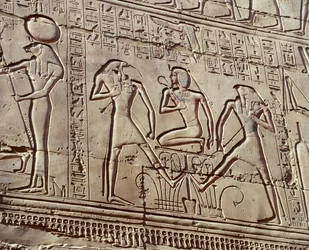 Innenwandreliefs, die Opfergaben an die Gottheiten darstellen, Detail zeigt jungen Ramses II. mit den Gottheiten Thoth und Horus