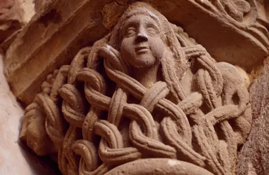 Spanien, Navarra, Kloster des Heiligen Erlösers von Leyre, Porta Speciosa, dekoriertes Kapitell