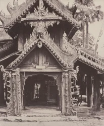 Pugahm Myo: Geschnitztes Tor im Hof der Shwe Zeegong Pagode, 20.-24. August oder 23. Oktober
