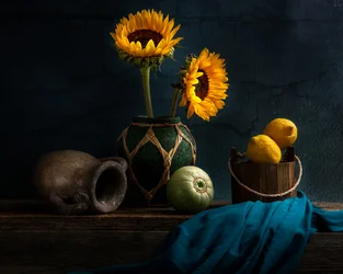 Rustikale Sonnenblumen und Zitronen