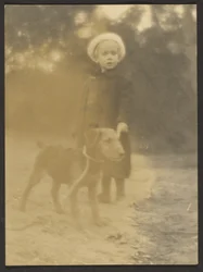 [Kind mit Hund an der Leine]
