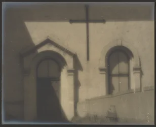 Kirchenäußeres mit Kreuz