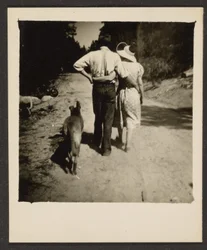 [Spazierendes Paar mit Hund]