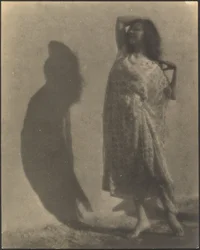 Tänzerin und ihr Schatten an der Wand