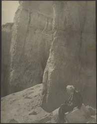 Älterer Mann in felsiger Landschaft