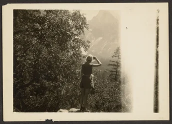[Figur im Wald]