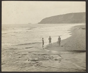 [Figuren am Strand]