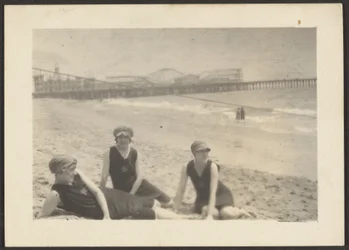 Figuren am Strand in der Nähe des Santa Monica Piers