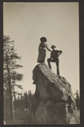 Figuren auf felsigem Gipfel