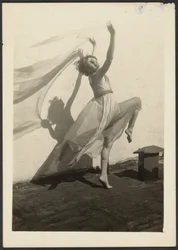 [Florence tanzt auf dem Dach]