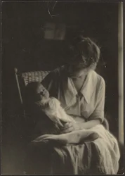 [Florence hält ein Baby]