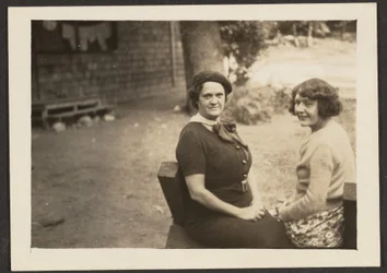 [Florence und ein Freund im Hinterhof]