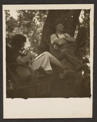 Florence und Ehemann im Wald