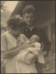 [Florence und ihr Ehemann mit Baby]