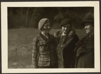 [Florence und Frau Fleckenstein mit einer dritten Frau im Freien]
