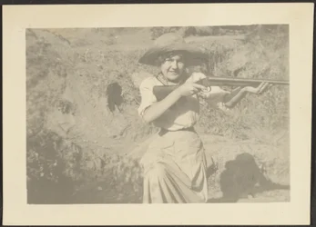 [Florence mit Gewehr]