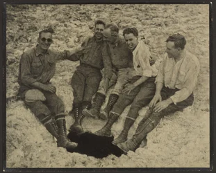 [Gruppenporträt am Eingang einer vertikalen Höhle, San Jacinto Peak]