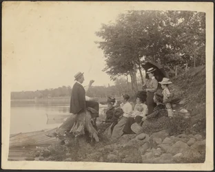 [Gruppenporträt am See]
