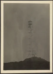 [Landschaft mit Strommast]