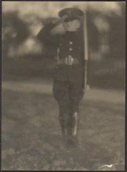 Kleiner Junge in Uniform
