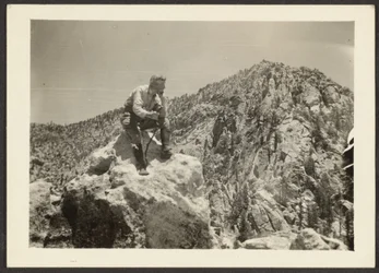 [Mann auf Felsen]