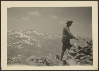 Mann in bergiger Landschaft