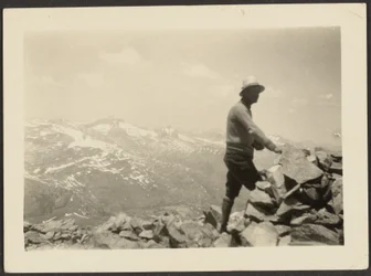 [Mann in einer Berglandschaft]