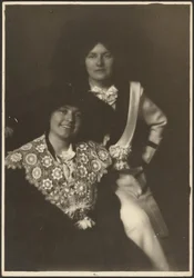 Porträt von zwei Frauen in prächtigen Outfits