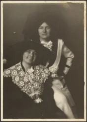 [Porträt von zwei Frauen in prächtigen Outfits]